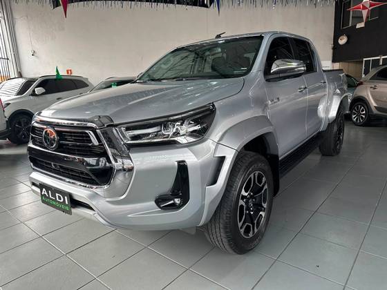 TOYOTA HILUX 2.8 D-4D TURBO DIESEL CD SRX 4X4 AUTOMÁTICO TOYOTA HILUX 2.8 D-4D TURBO DIESEL CD SRX 4X4 AUTOMÁTICO